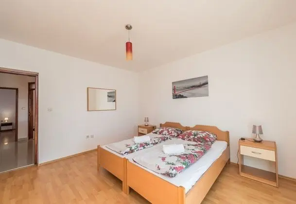 Family Ev, Birden Çok Yatak, 2 Banyolu, Bahçeli (Family Friendly Pool House Ana)