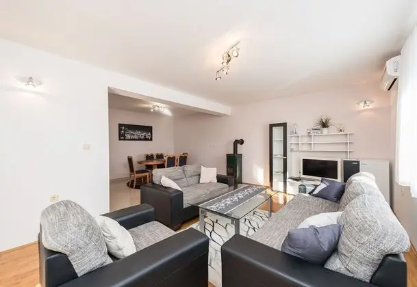 Family Ev, Birden Çok Yatak, 2 Banyolu, Bahçeli (Family Friendly Pool House Ana)