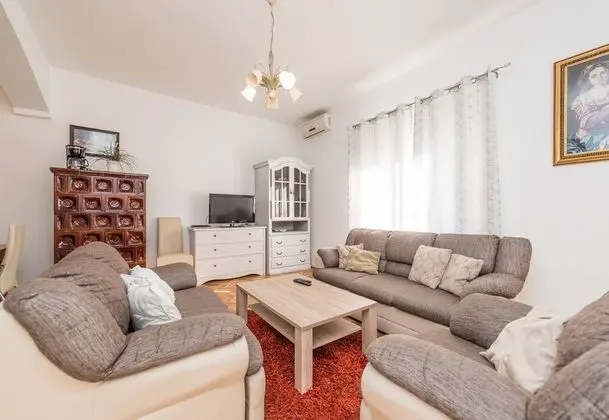 Family Ev, Birden Çok Yatak, 2 Banyolu, Bahçeli (Family Friendly Pool House Ana)