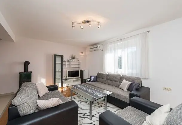 Family Ev, Birden Çok Yatak, 2 Banyolu, Bahçeli (Family Friendly Pool House Ana)