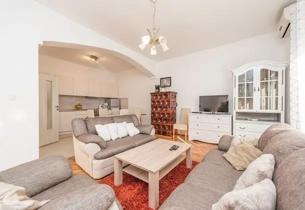 Family Ev, Birden Çok Yatak, 2 Banyolu, Bahçeli (Family Friendly Pool House Ana)