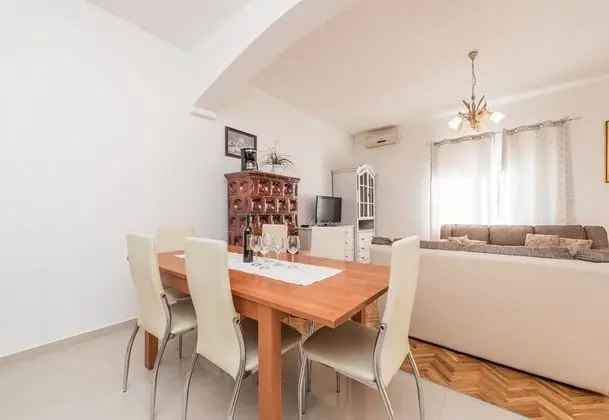 Family Ev, Birden Çok Yatak, 2 Banyolu, Bahçeli (Family Friendly Pool House Ana)