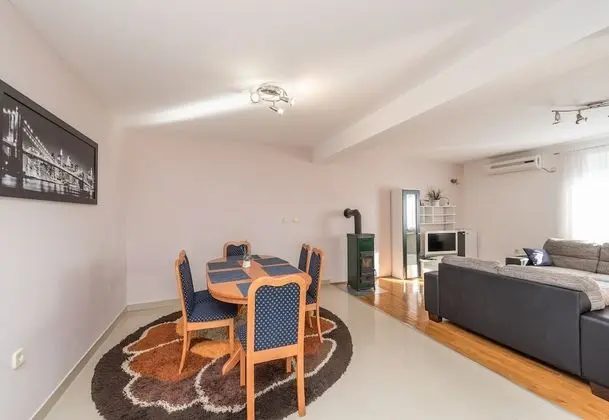 Family Ev, Birden Çok Yatak, 2 Banyolu, Bahçeli (Family Friendly Pool House Ana)