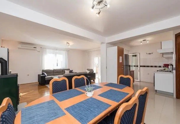 Family Ev, Birden Çok Yatak, 2 Banyolu, Bahçeli (Family Friendly Pool House Ana)