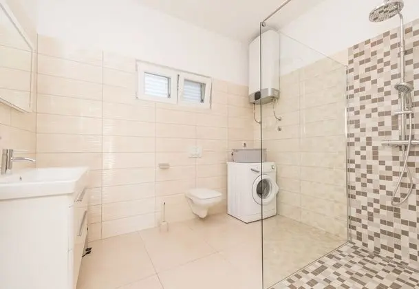 Family Ev, Birden Çok Yatak, 2 Banyolu, Bahçeli (Family Friendly Pool House Ana)