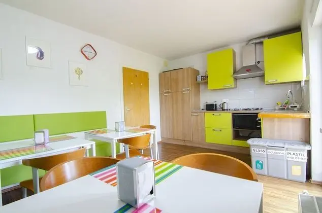 Tek Büyük veya İki Ayrı Yataklı Oda, Ortak Banyo