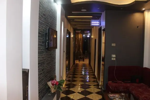 Single Room, 1 Queen Bed with Private Bathroom