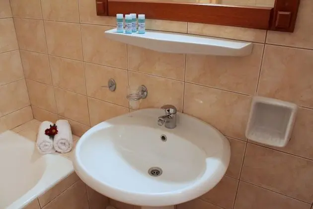 Tek Kişilik Oda, Havuz Manzaralı