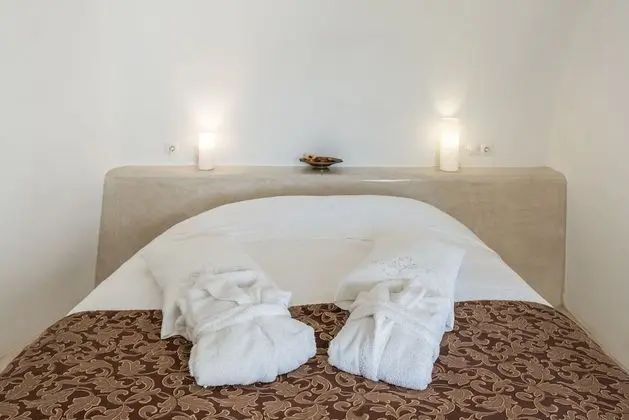 Cliff Nest Honeymoon Suite, Caldera View *access via numerous steps