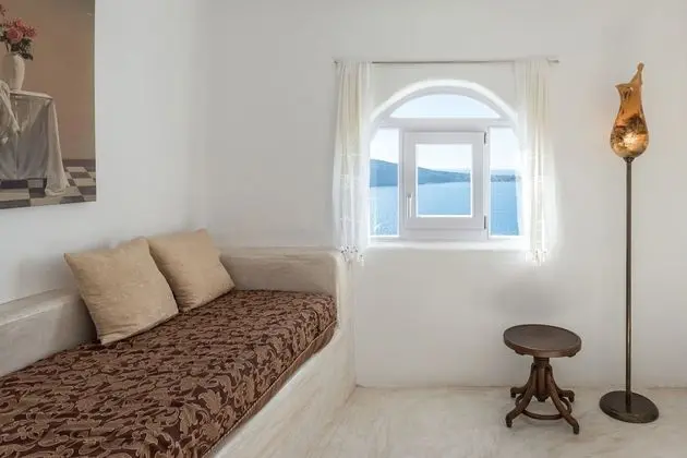 Cliff Nest Honeymoon Suite, Caldera View *access via numerous steps