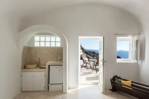 Cliff Nest Honeymoon Suite, Caldera View *access via numerous steps