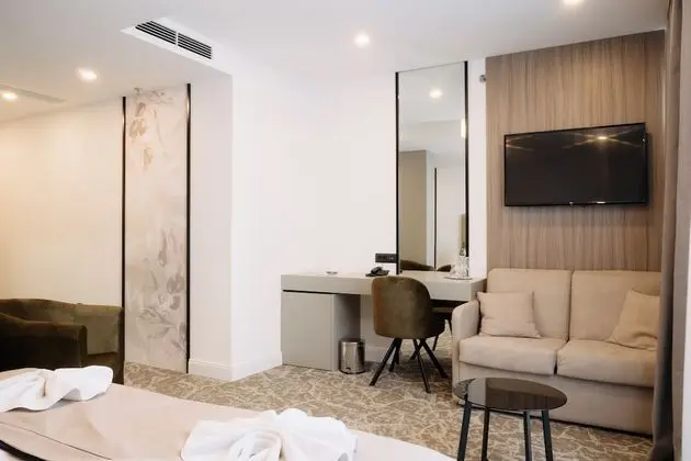 Deluxe Tek Büyük veya İki Ayrı Yataklı Oda, Kısmi Deniz Manzaralı