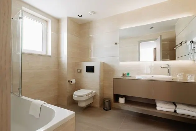 Deluxe Tek Büyük veya İki Ayrı Yataklı Oda, Kısmi Deniz Manzaralı