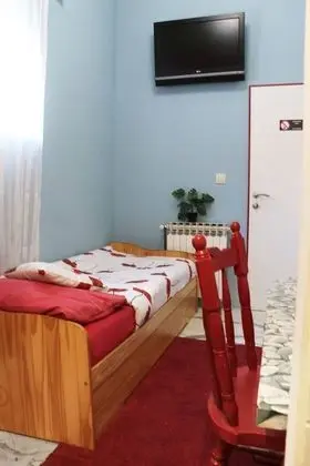 Poppy Room - one bedroom, Private bathroom