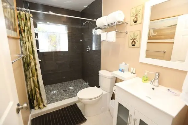 Standard Oda, 1 Büyük (Queen) Boy Yatak, Sigara İçilmez, Havuz Manzaralı (Poolside Queen Room 3)