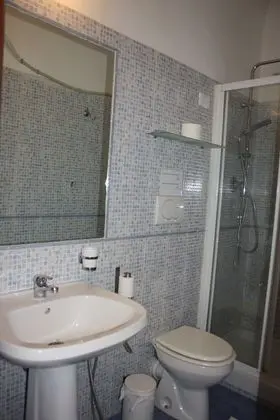 Basic Üç Kişilik Oda, Sigara İçilmez