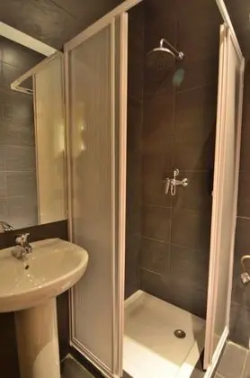 Ortak Ranzalı Oda, Ortak Banyo (1 bed in room for 8 people)