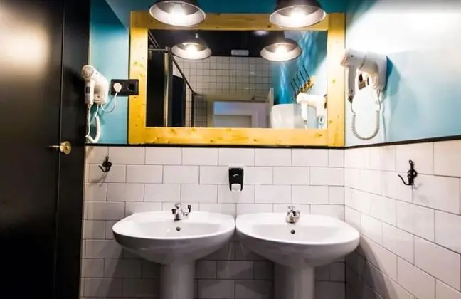 Ortak Ranzalı Oda, Karma Ranzalı Oda, Ortak Banyo (Individual Bed )