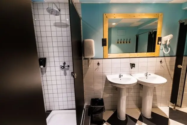 Tek Büyük Yataklı Oda, Ortak Banyo