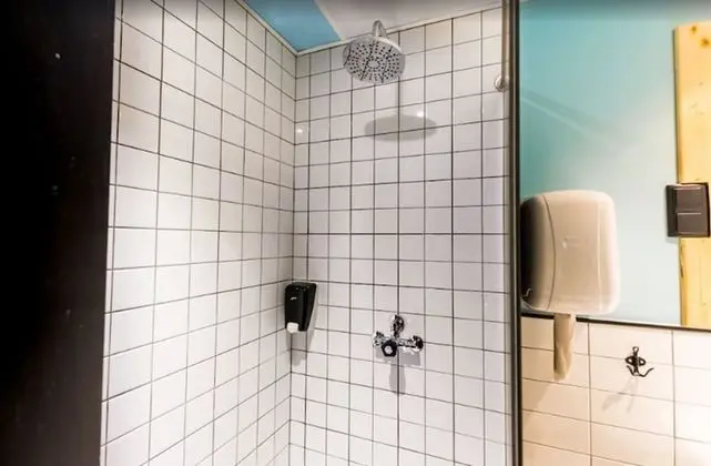 Tek Büyük Yataklı Oda, Ortak Banyo