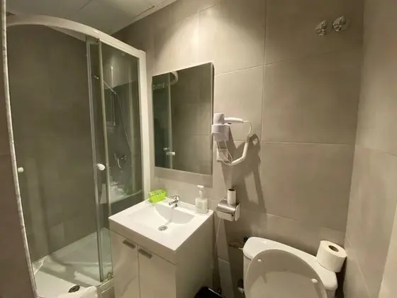Basic Dört Kişilik Oda, Özel Banyo