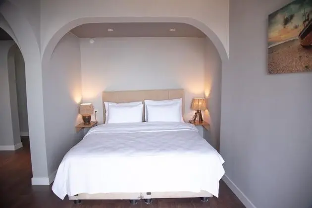 Deluxe Üç Kişilik Oda , Deniz ve Havuz Manzaralı, Balkonlu