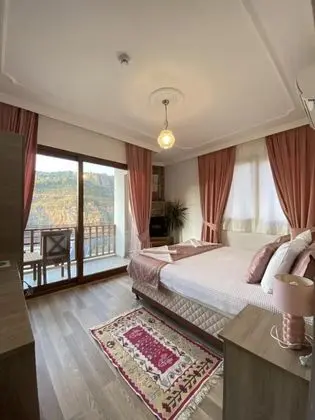 Çift Kişilik, Dağ Manzaralı