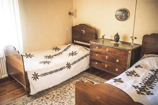 İki Ayrı Yataklı Oda, Ortak Banyo