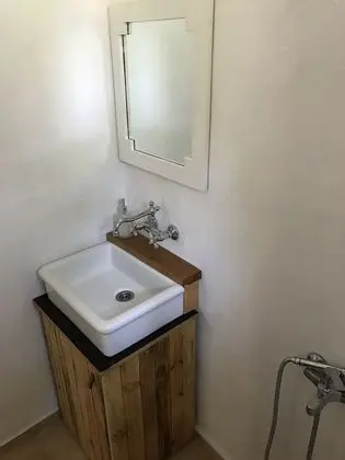Traditional Ev, Dağ Manzaralı