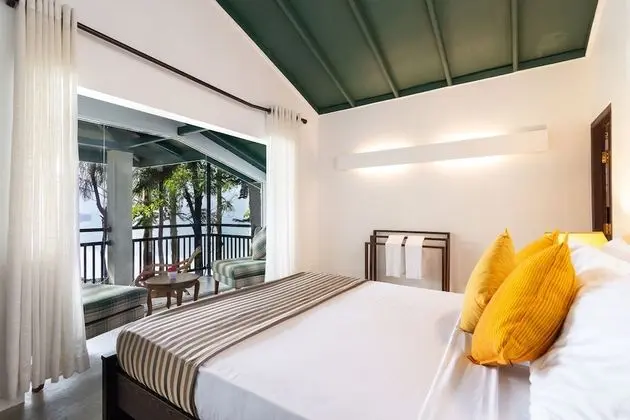 Two-Bedroom Bungalow with Lake View