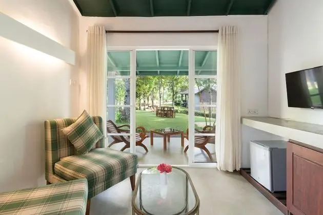 Two-Bedroom Bungalow with Lake View
