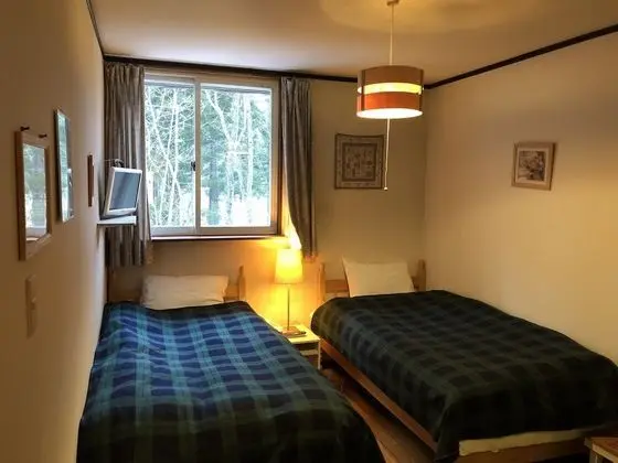İki Ayrı Yataklı Oda, Ortak Banyo