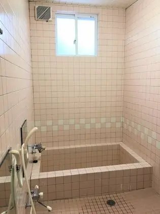 İki Ayrı Yataklı Oda, Ortak Banyo