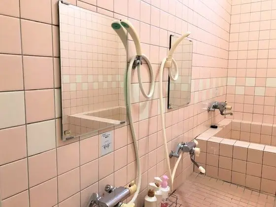 İki Ayrı Yataklı Oda, Ortak Banyo