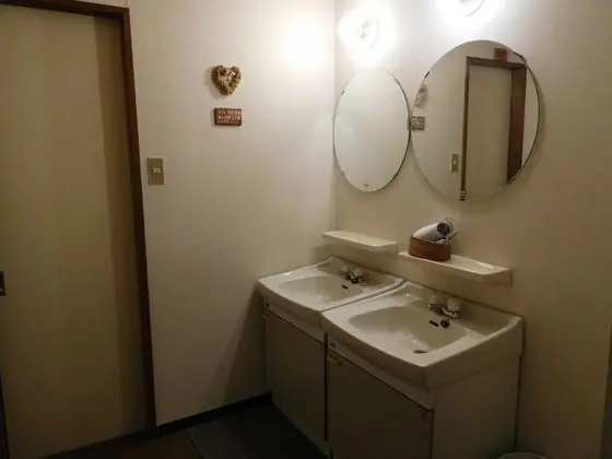 İki Ayrı Yataklı Oda, Ortak Banyo