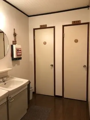 Üç Kişilik Oda, Ortak Banyo