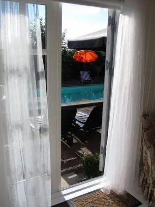 Dört Kişilik Oda, Ortak Banyo, Havuz Kenarı (Værelse 1)