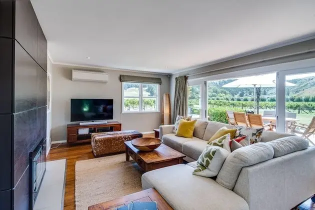 Ev, Kır Manzaralı (Three Bedroom)