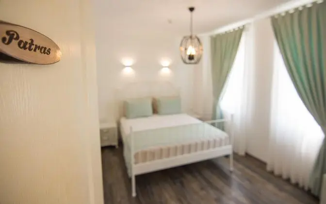 Çift Kişilik, Şehir Manzaralı, Giriş Katı