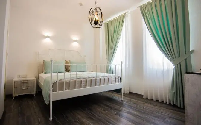 Çift Kişilik, Şehir Manzaralı, Giriş Katı