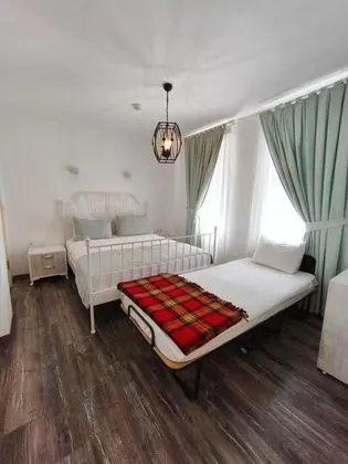 Çift Kişilik, Şehir Manzaralı, Giriş Katı