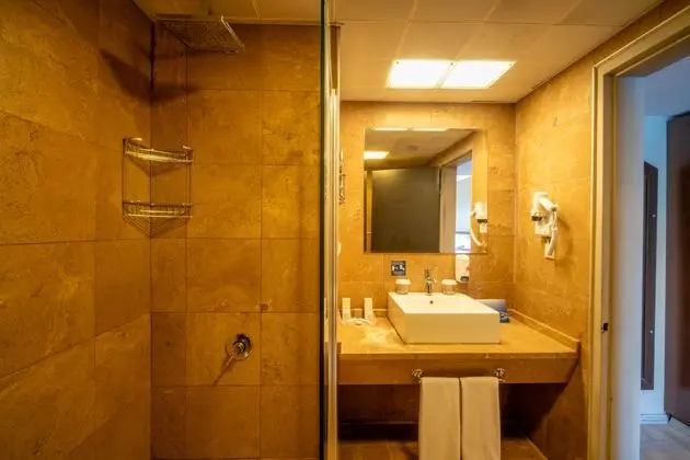 https://images.etstur.com/imgproxy/resize/2560x1440/files/images/hotelImages/etsrooms/518640/Faros_Premium_Beach_Hotel_20250620102306_1.JPG