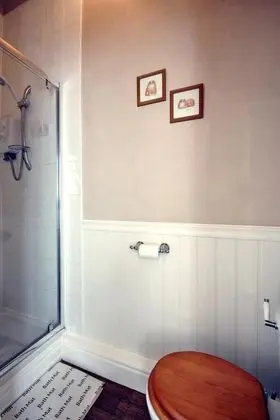 İki Ayrı Yataklı Oda, Ortak Banyo