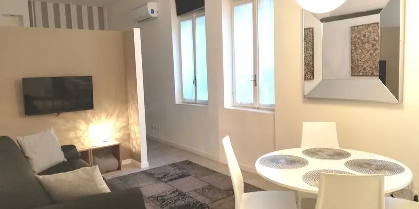 Design Apart Daire, 1 Büyük (Queen) Boy Yatak ve Çekyat, Sigara İçilmez, Avlu Manzaralı