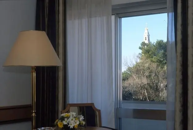 Tek Büyük veya İki Ayrı Yataklı Oda (Sanctuary View)