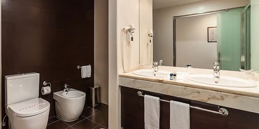 Tek Büyük veya İki Ayrı Yataklı Oda (Sanctuary View)