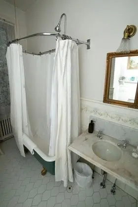 Standard Oda, 1 Büyük (Queen) Boy Yatak, Sigara İçilmez, Küvet