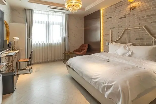 Signature Deluxe Room Only (28 Square meter)