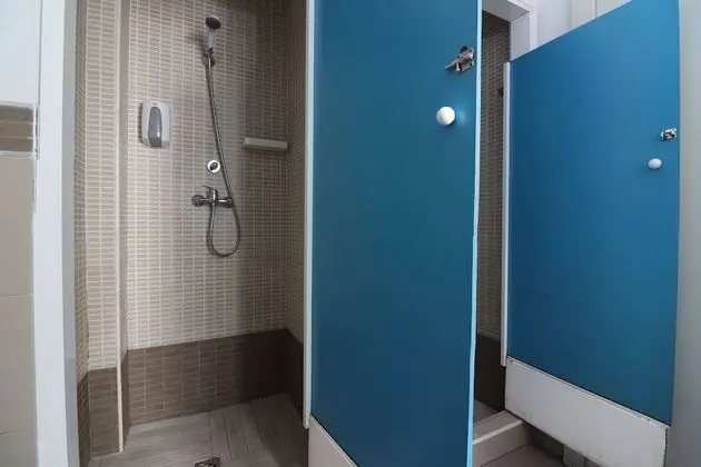 İki Ayrı Yataklı Oda, Ortak Banyo