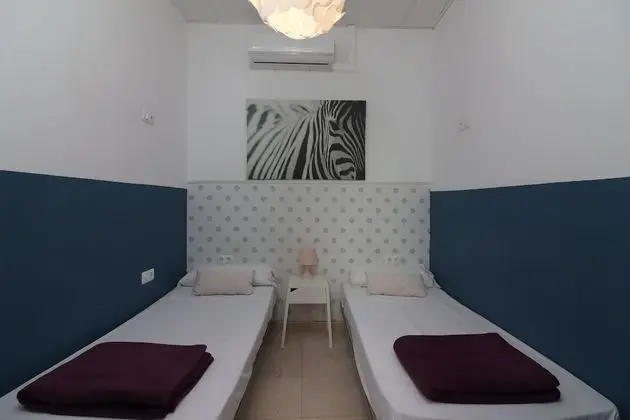 Tek Büyük Yataklı Oda, Ortak Banyo (Small)